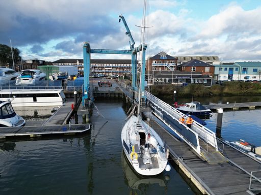 Marina Lift out Assistance on lift pontoon