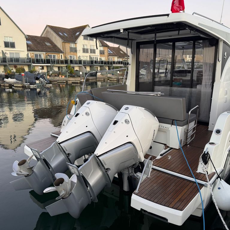 Beneteau Antares Motorboat