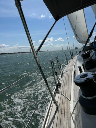 Sailing yacht 